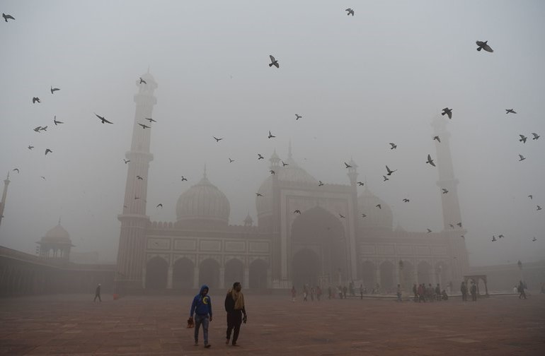 Photo showing dense smog in India